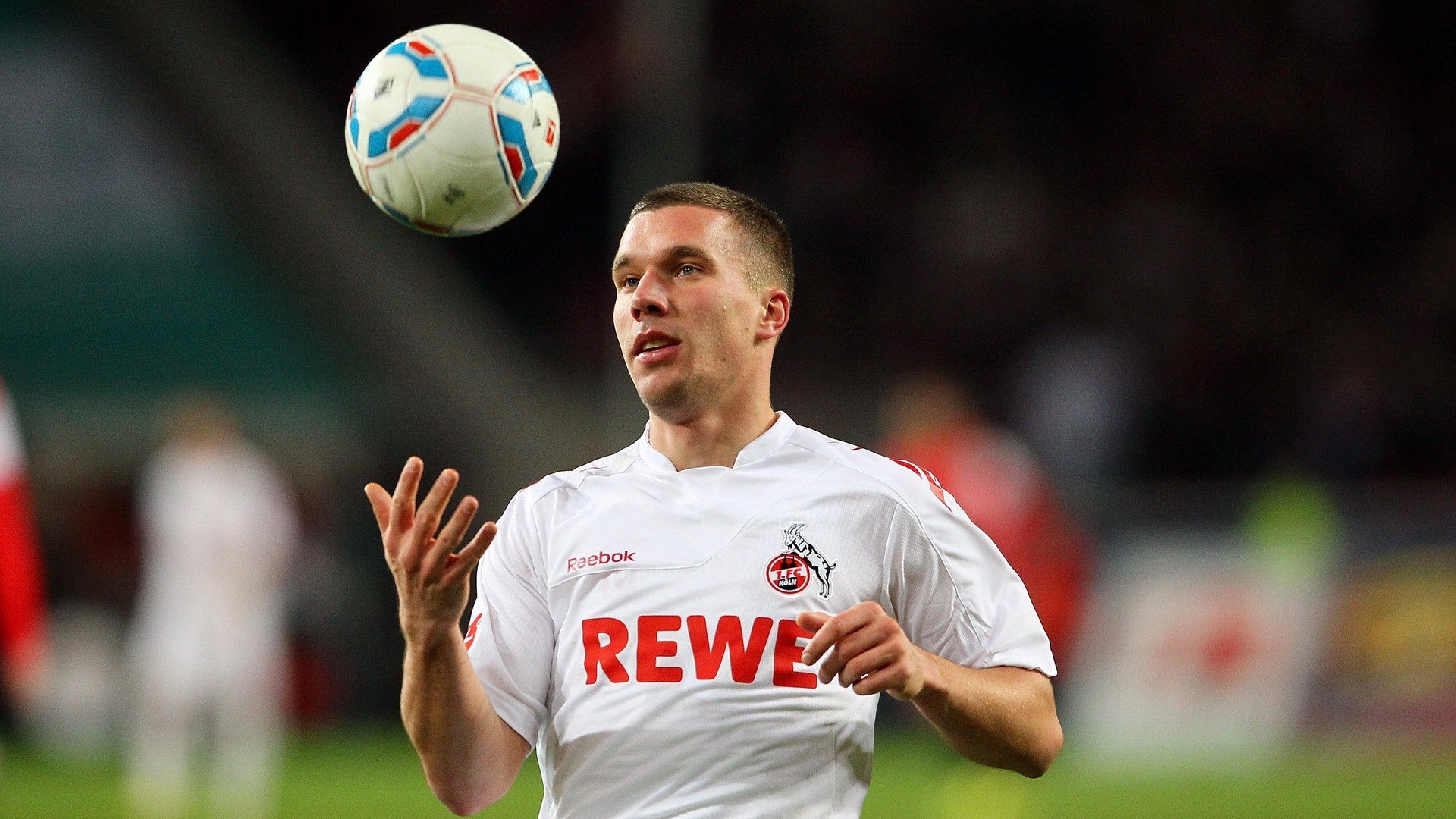 欧冠小组赛：拜仁6比1狂胜安特卫普 青年边锋独造四球一战封神